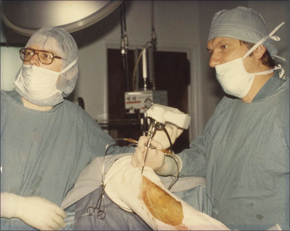 James Roth (Canada) operating with Sports Orthopedic Surgeon Peter Fowler (right), who became Foundation President of ISAKOS. Courtesy Graham King.